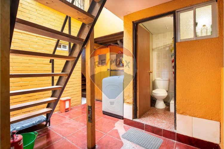 Excelente y espaciosa casa de 9d-3b remodelada