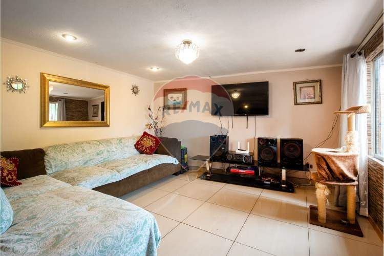 Excelente y espaciosa casa de 9d-3b remodelada