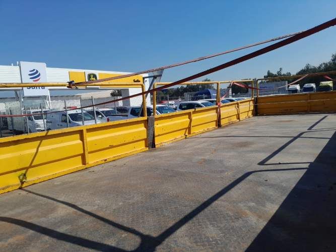 Camión usado Plano Barandas Volvo VM