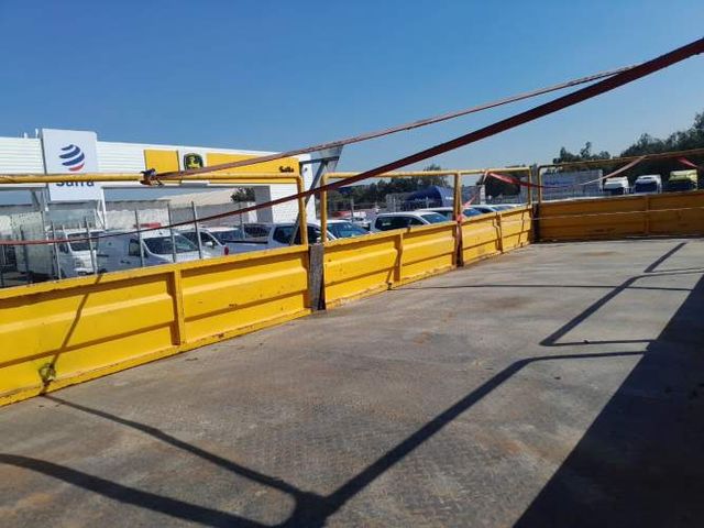 Camión usado Plano Barandas Volvo VM