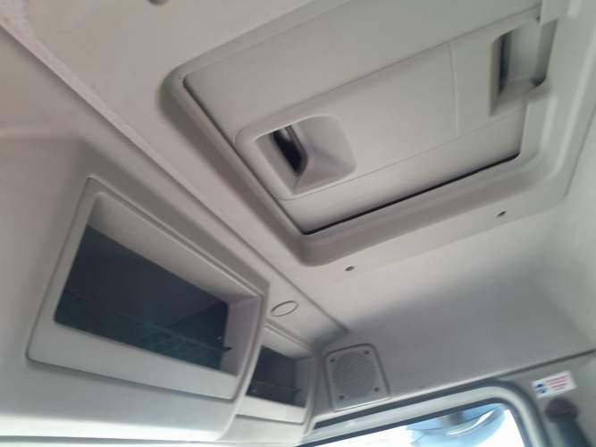 Camión usado Plano Barandas Volvo VM