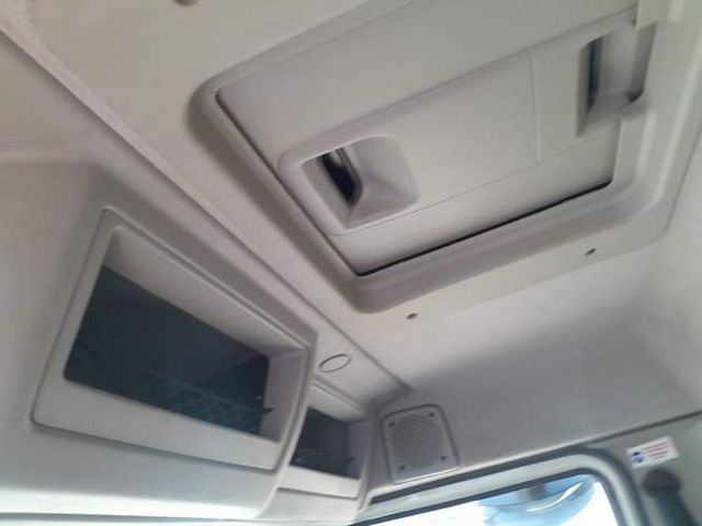 Camión usado Plano Barandas Volvo VM