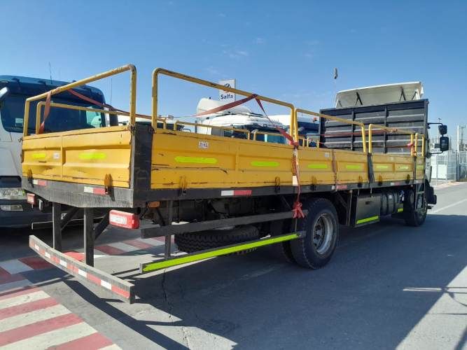 Camión usado Plano Barandas Volvo VM