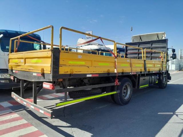 Camión usado Plano Barandas Volvo VM