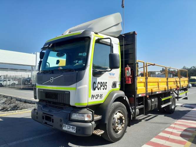 Camión usado Plano Barandas Volvo VM