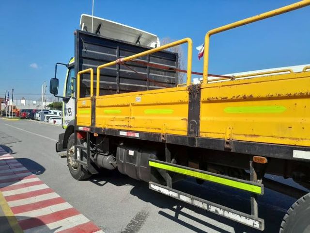 Camión usado Plano Barandas Volvo VM