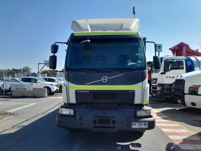 Camión usado Plano Barandas Volvo VM