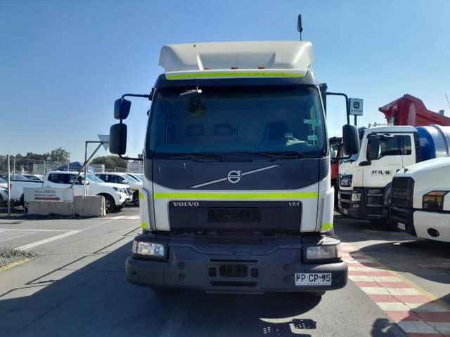 Camión usado Plano Barandas Volvo VM