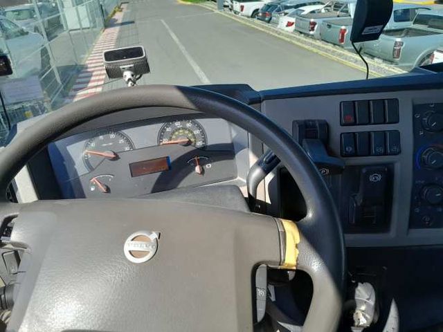 Camión usado Plano Barandas Volvo VM