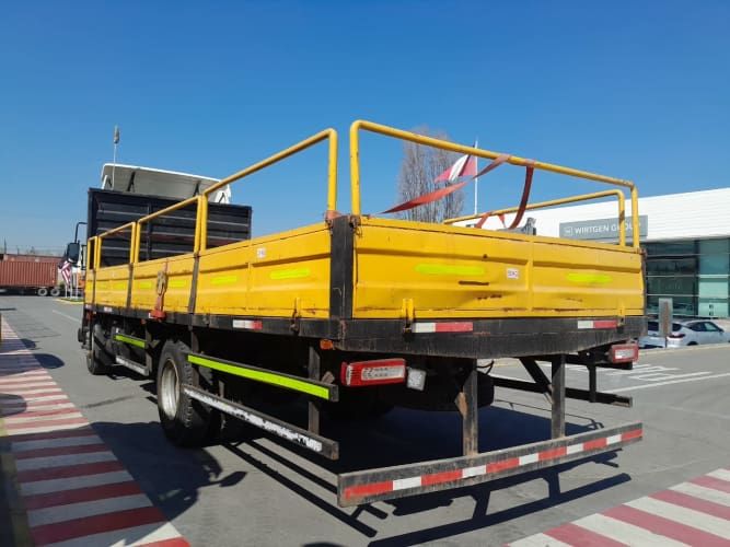 Camión usado Plano Barandas Volvo VM