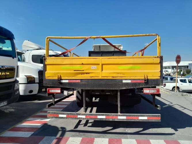 Camión usado Plano Barandas Volvo VM