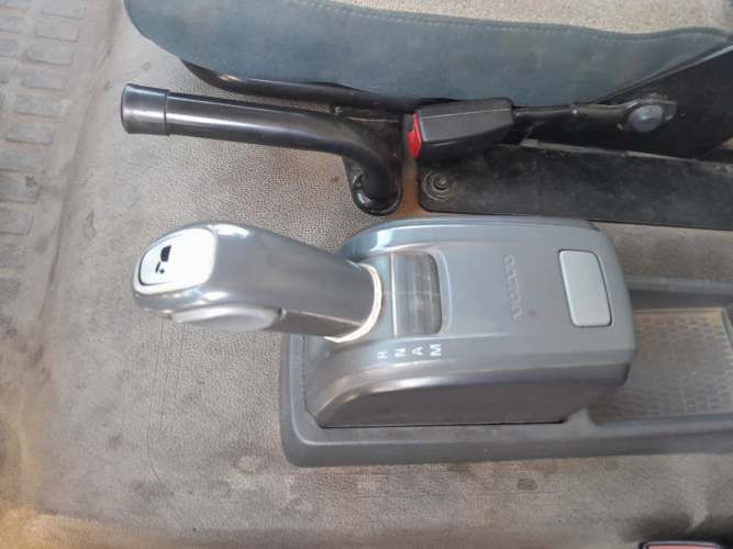 Camión usado Plano Barandas Volvo VM