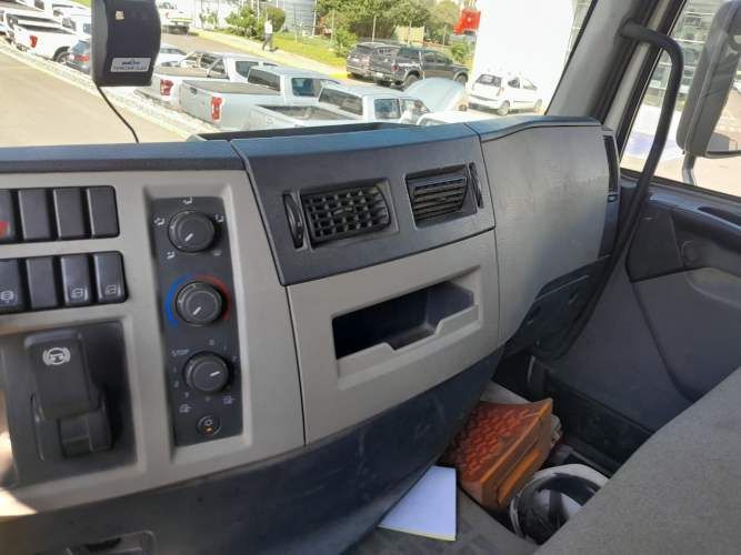 Camión usado Plano Barandas Volvo VM