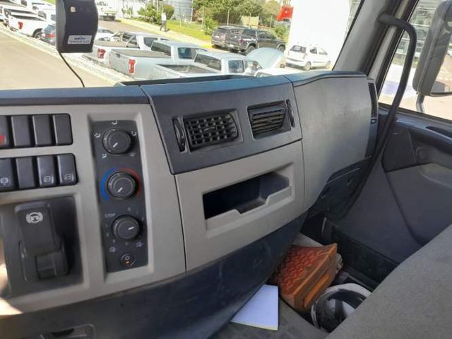 Camión usado Plano Barandas Volvo VM