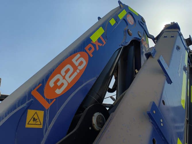 Volkswagen Constellation con Grua Pluma