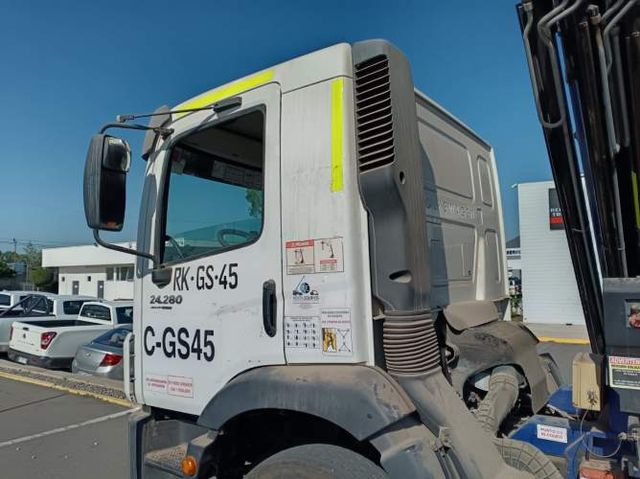 Volkswagen Constellation con Grua Pluma