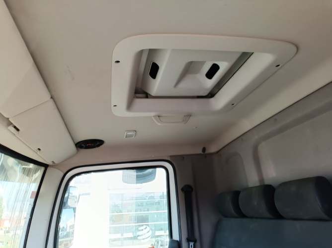 Volkswagen Constellation con Grua Pluma