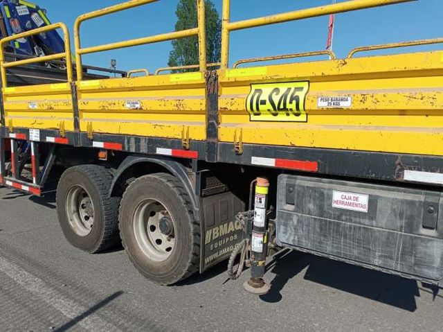 Volkswagen Constellation con Grua Pluma