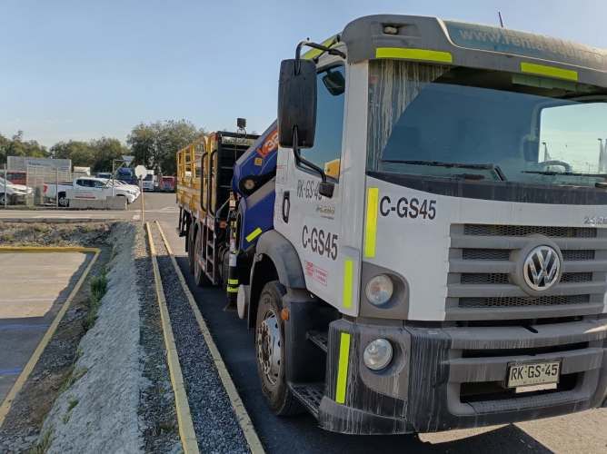 Volkswagen Constellation con Grua Pluma