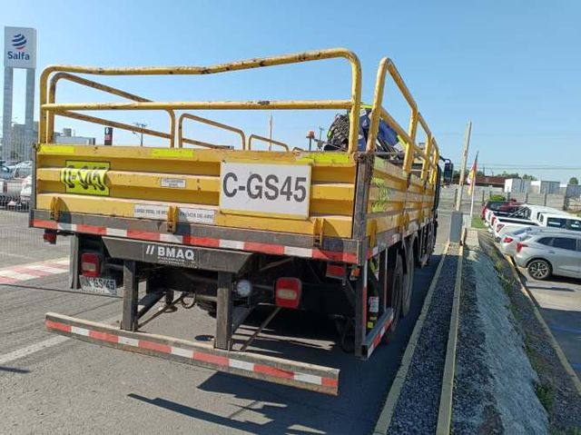 Volkswagen Constellation con Grua Pluma