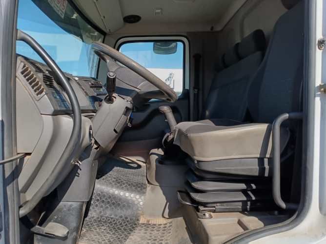 Volkswagen Constellation con Grua Pluma