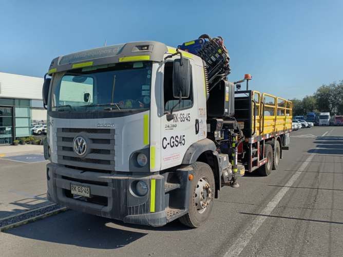 Volkswagen Constellation con Grua Pluma