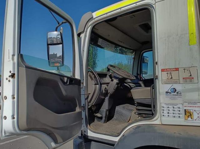 Volkswagen Constellation con Grua Pluma