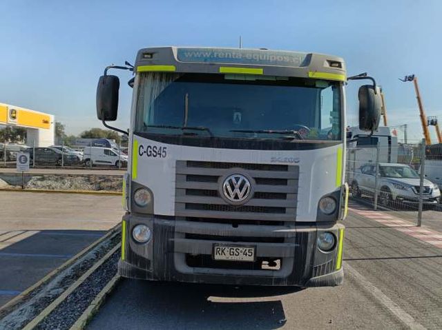 Volkswagen Constellation con Grua Pluma