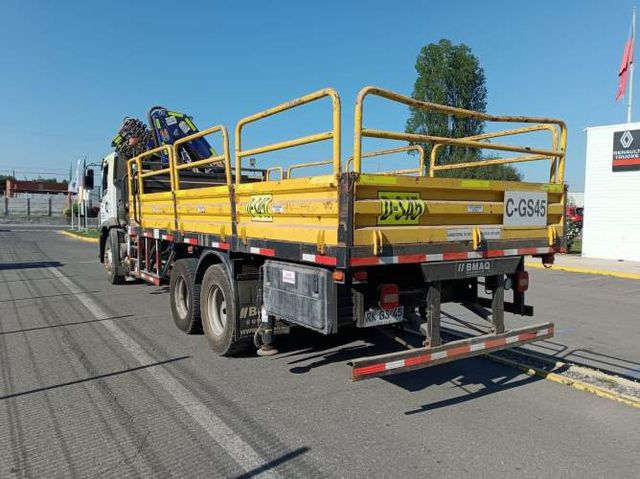 Volkswagen Constellation con Grua Pluma