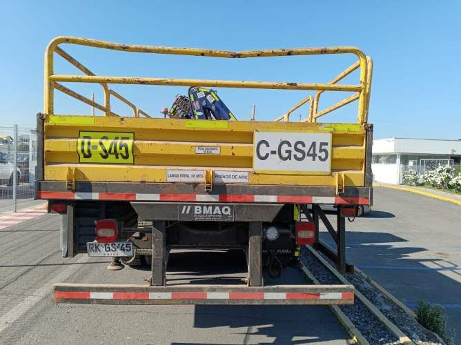 Volkswagen Constellation con Grua Pluma