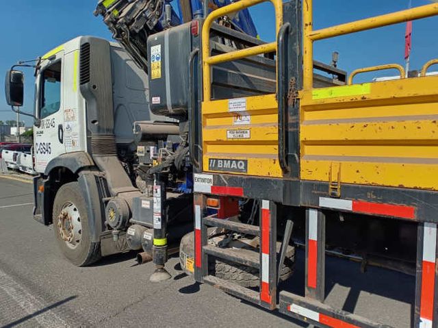 Volkswagen Constellation con Grua Pluma