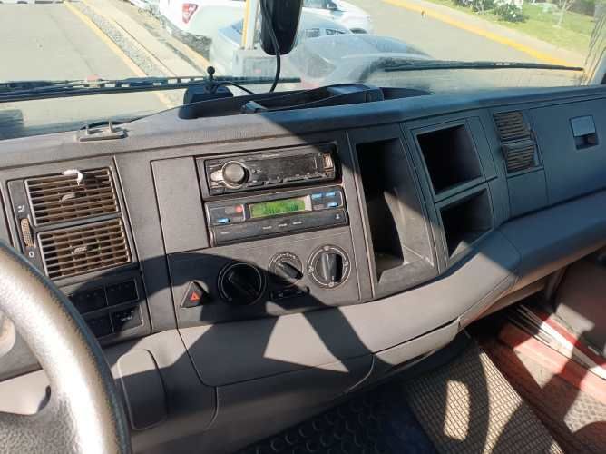 Volkswagen Constellation con Grua Pluma