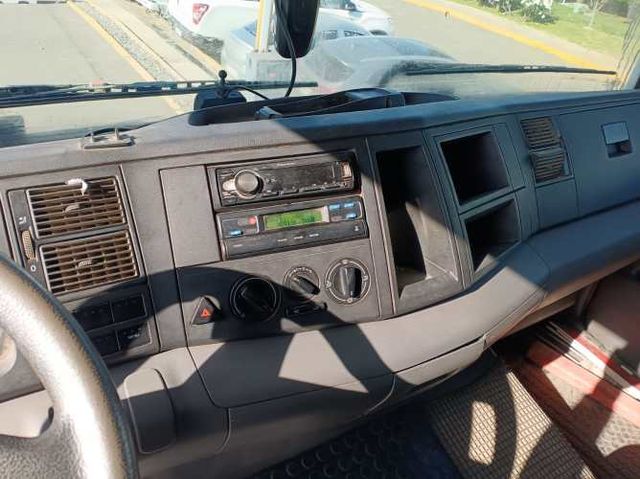 Volkswagen Constellation con Grua Pluma