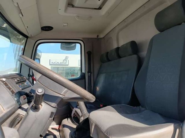 Volkswagen Constellation con Grua Pluma