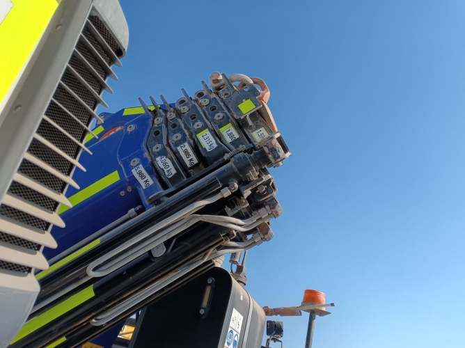 Volkswagen Constellation con Grua Pluma