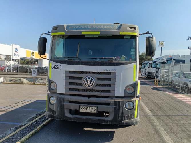 Volkswagen Constellation con Grua Pluma