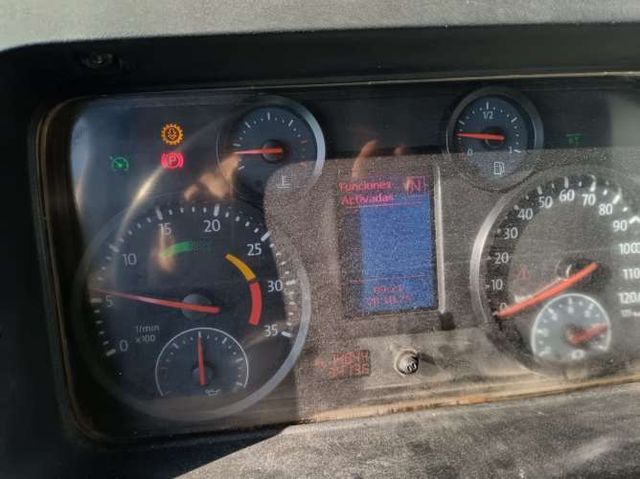 Volkswagen Constellation con Grua Pluma