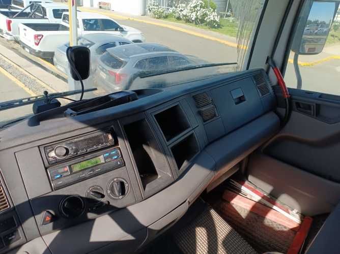 Volkswagen Constellation con Grua Pluma