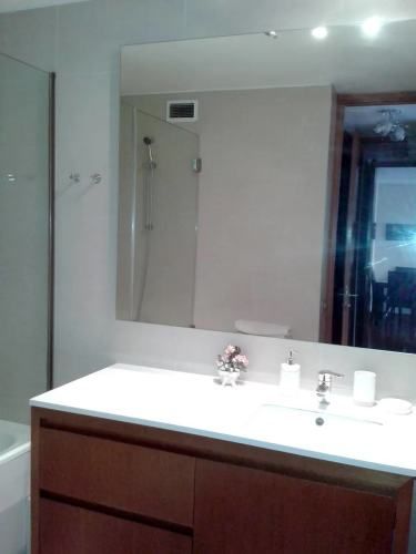 TRANQUILO DEPARTAMENTO EN LAS CONDES 2 DORMITORIOS 2B 1E 1BO