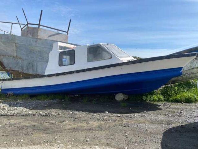 Lancha de fibra con cabina