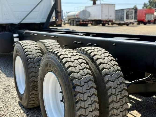 2014 Camión Mack GU813 Granite Chasis Cabinado