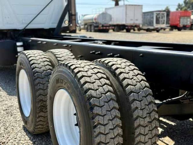 2014 Camión Mack GU813 Granite Chasis Cabinado