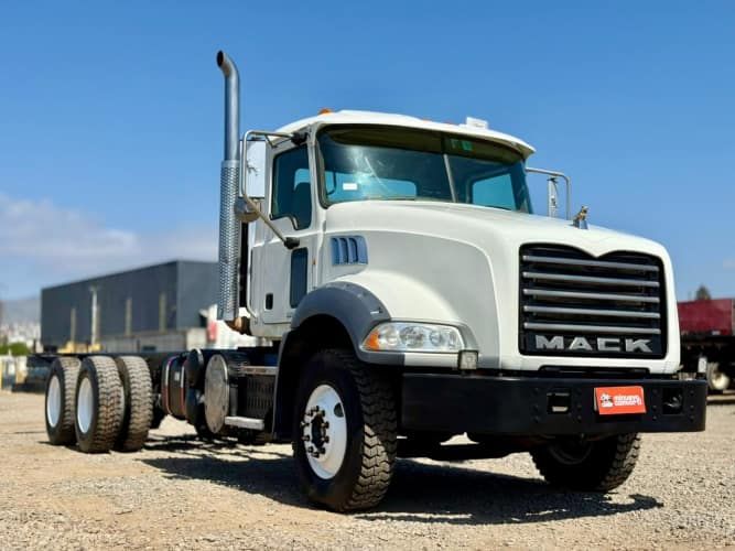 2014 Camión Mack GU813 Granite Chasis Cabinado