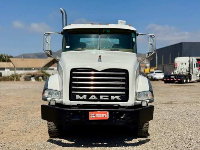 2014 Camión Mack GU813 Granite Chasis Cabinado