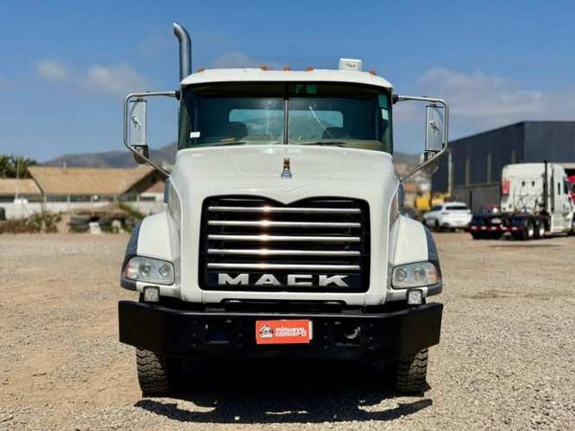 2014 Camión Mack GU813 Granite Chasis Cabinado