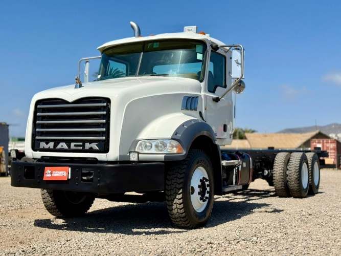 2014 Camión Mack GU813 Granite Chasis Cabinado
