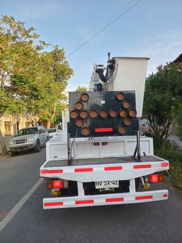 SE VENDE O SE PERMUTA CAMION GRUA ALZA HOMBRE O CAMION HIDRO ELEVADOR O CAMION CAPACHO