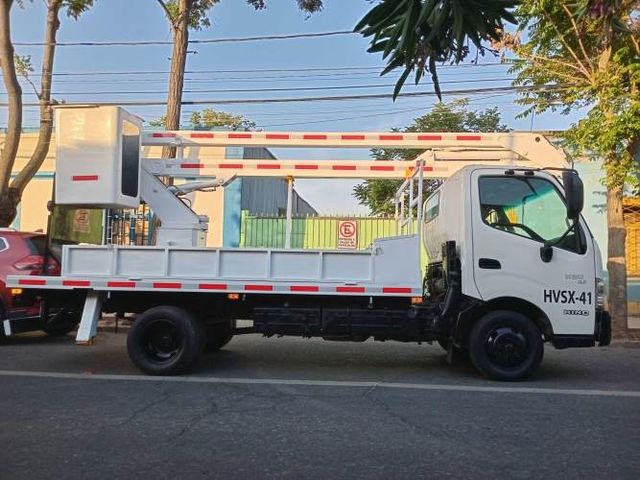 SE VENDE O SE PERMUTA CAMION GRUA ALZA HOMBRE O CAMION HIDRO ELEVADOR O CAMION CAPACHO