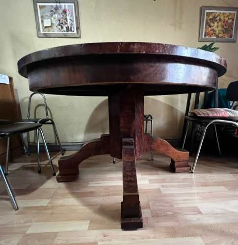 Mesa de comedor antigua – sólida y elegante