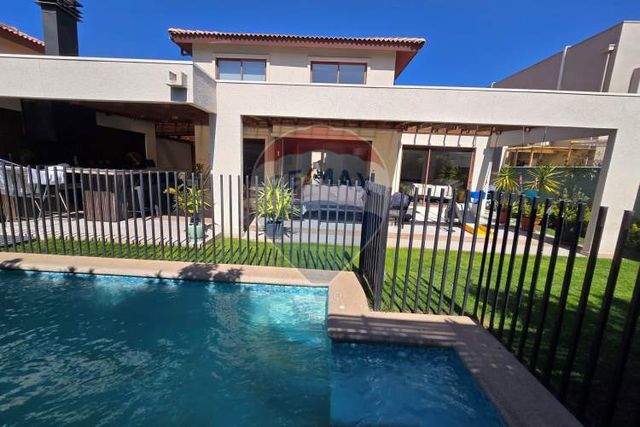 En venta casa 3 dorm + ofi, piscina y quincho